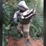 完全防護服に見えるんですけど･･･ハチ駆除の男性が悪ふざけ後に刺されて死亡。