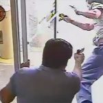 銃ショップの店員、窃盗犯が店を出ようとしたところを銃殺。