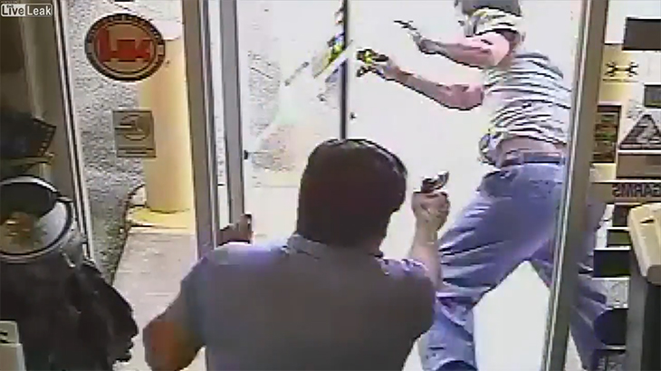 銃ショップの店員、窃盗犯が店を出ようとしたところを銃殺。