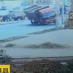 【衝撃映像】後ろ見てなさすぎのバイク乗り、そのせいで転倒したトラックの下敷きになってしまう。