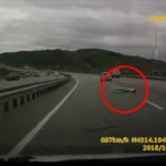 【事故動画】シートベルトを着用していなかった女性、転倒した車内から放り出されてしまう。