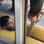 【事故動画】列車とホームの間に首が挟まってしまった男性の救助映像。これ助かったのか･･･？