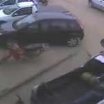 もう飼っちゃだめでしょ･･･ピットブルが駐車場で男性2人を襲う動画。