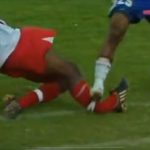 【閲覧注意】サッカーの試合中に足がグシャっと折れてしまうグロ動画。