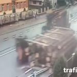 談笑していた歩行者たち、トラックに積まれていた丸太に押しつぶされて死ぬ動画。
