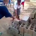 【閲覧注意】バイクを盗もうとした代償、指を斧で切り落とされるグロ動画。