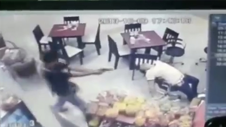 嫉妬に狂った男、元カノを今カレの目の前で撃ち殺す動画。