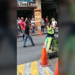 【閲覧注意】街中で突如はじまった決闘、ナイフで刺されて死亡する男性のグロ動画。