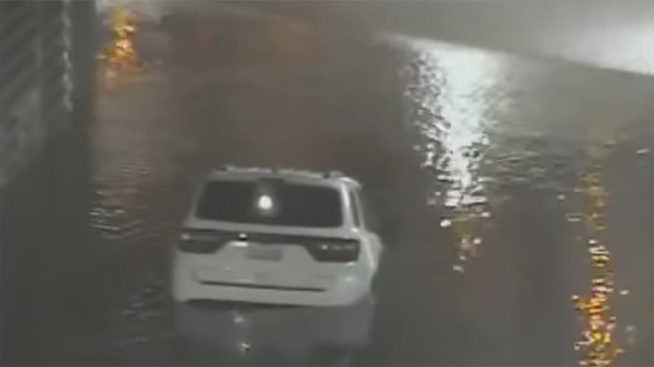こんなの罠すぎるでしょ･･･浸水した地下道に水没する車の動画。