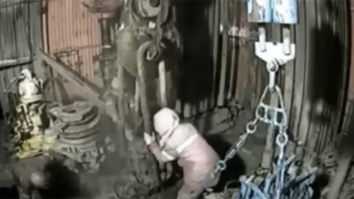 ロシアの労働現場で起きた事故映像をまとめた動画。