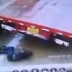 トラックの車庫入れする息子、誘導する父親を殺してしまう動画。