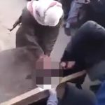 【閲覧注意】ISISのテロリストが人の手を切り落とすグロ動画。