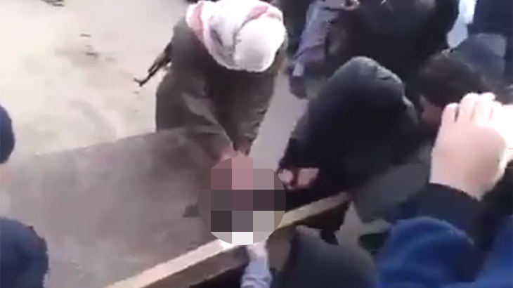 【閲覧注意】ISISのテロリストが人の手を切り落とすグロ動画。