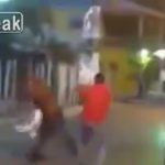 【閲覧注意】大きな刀「マチェテ」で斬り合う2人。腕が切り落とされてしまうグロ動画。