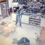 ブラジルの警官、強盗2人に襲われるも返り討ちにする動画。