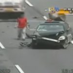 【閲覧注意】事故を生き延びたドライバー、後続車に轢かれて死亡するグロ動画。