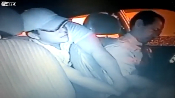 【閲覧注意】タクシー運転手、少しのお金のために頭を撃ち抜かれてしまうグロ動画。