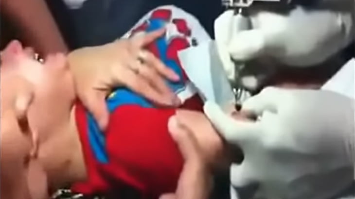 これ虐待では･･･？赤ちゃんの腕にタトゥーを入れさせる母親の動画。