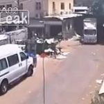 小さな少女を轢いてしまうトラック、まったく気づかずそのまま過ぎ去る動画。