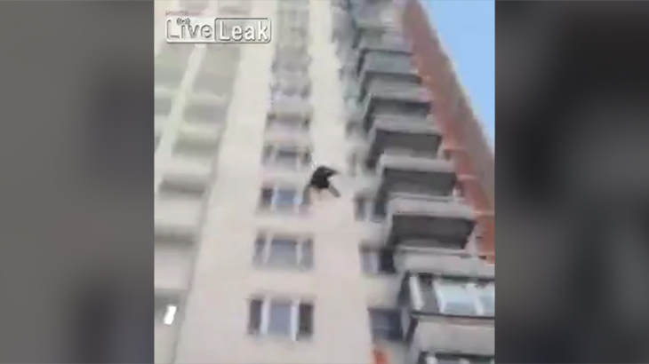 【閲覧注意】飛び降り自殺を撮影してたらもう1人落ちてきたグロ動画。