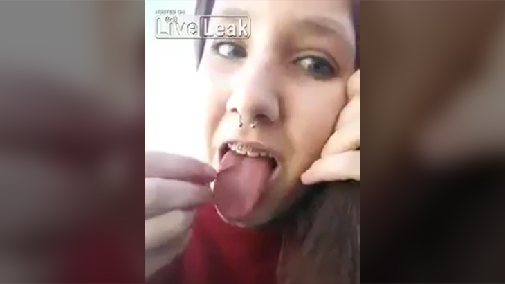 【閲覧注意】自分の舌をカミソリでズタズタにする女性のグロ動画。