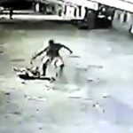 マチェテで殺された後も、刺されまくる男性の動画。