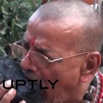 インドの僧侶、人間の死体を食べる動画。