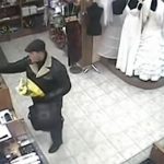 息を吸うように人を殺す。ロシアの殺し屋が店主を銃殺する監視カメラ?像。