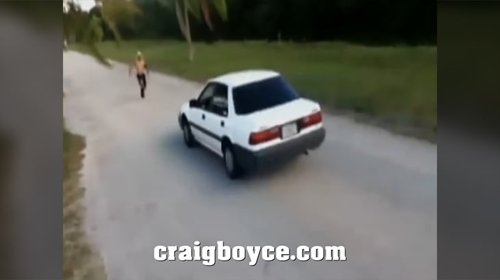走ってくる車の上をジャンプしようとして大怪我を負ってしまう17歳の少年。