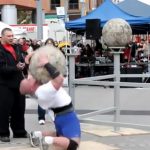 重い巨石を持ち上げる競技中に巨石に潰されてしまう男性の動画。