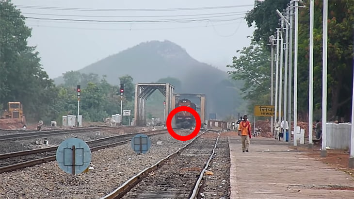 【インド】線路上の牛が電車に轢き殺されてしまう動画。
