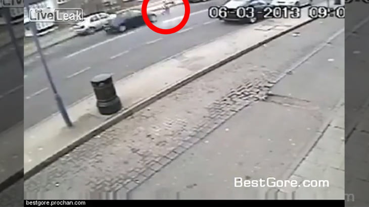 12歳の少女が乗用車に轢かれたあとバスにまで轢かれてしまう動画。