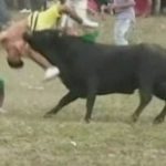 コロンビアの闘牛場にて興奮した牛に殺されてしまう2人の男性。