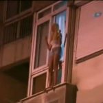 【衝撃映像】若い女性がマンションの4階から飛び降り自殺をはかる動画。