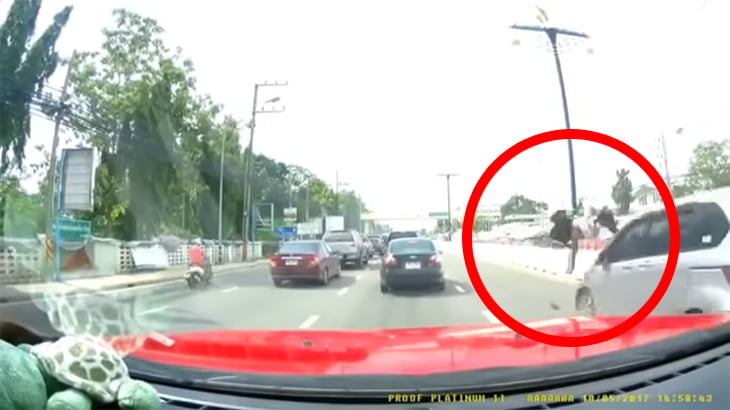 【衝撃映像】電話しながら道路を横断した女性、豪快に跳ねられてしまう事故動画。