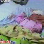 生まれたばかりの我が子を窒息死。口と鼻を押さえて殺そうとする母親の動画。