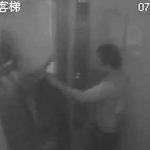 故障したエレベーターに挟まれてしまう恐ろしい映像。