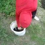 生まれたばかりの小犬をつぎつぎ川へ放り投げる女の動画。