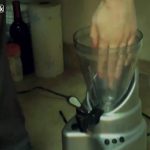 【閲覧注意】回転するジューサーに手を突っ込んでグチャグチャになるグロ動画。