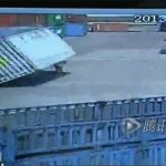 4トンもある巨大なコンテナの下敷きとなり死亡する男性の動画。