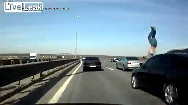 高速道路で停車してた人が轢き飛ばされてしまう映像。