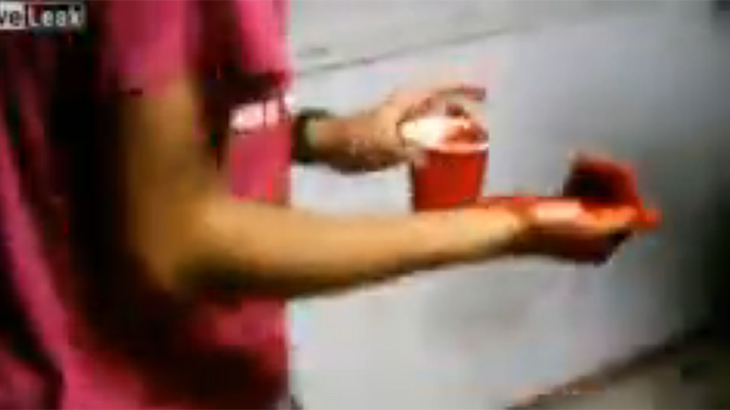 調子に乗りすぎた男、手首の動脈を切って血が吹き出るグロ動画。