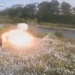 威力が高すぎる爆竹、少年2人を殺す動画。