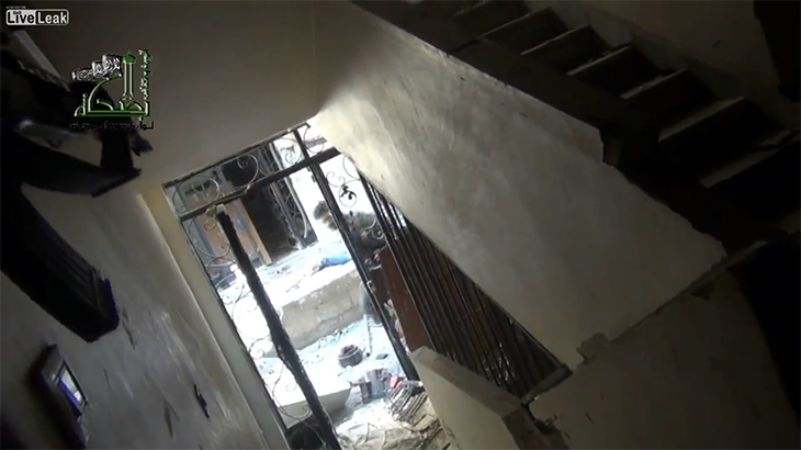 シリア兵士、待ち伏せして蜂の巣にする動画。