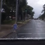 避けれるわけがない･･･。車に突っ込んでくる子供を轢いてしまう動画。