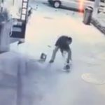 【衝撃映像】掃除をしていた男の子、突然おかしな男にボコボコにされる動画。