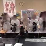 意味不明。死んだ猫と踊る学生たちの動画。