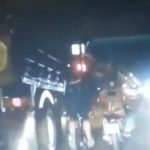 【閲覧注意】自転車の男性、トラックに頭を潰されるグロ動画。