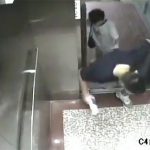 【閲覧注意】エレベーターに挟まれて死亡する中国の男性。