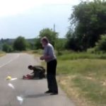 バスの死角から飛び出した9歳の女の子、車に轢かれて死んでしまった動画。